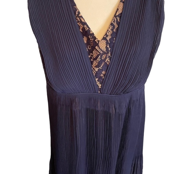 Motherhood Maternity Womens - Size M
Sleeveless Pleated Lace - Side Zipper - Picture 4 of 13